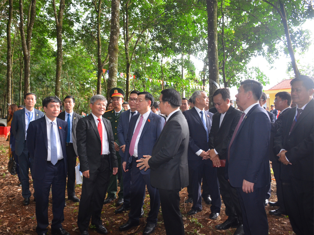 Chủ tịch Quốc hội Vương Đình Huệ thăm và làm việc tại Cao su Việt Lào